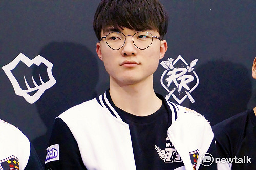 《英雄聯盟》大魔王的加持  Faker周邊現身