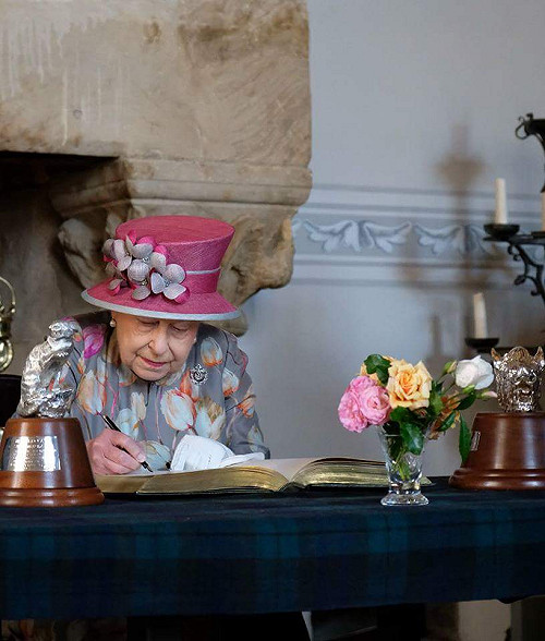 女王擬議95歲時 讓兒查爾斯任攝政王