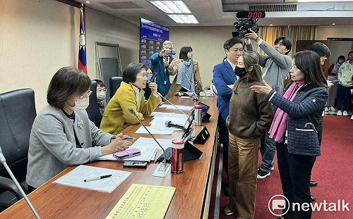 龔明鑫接到電話後離開內委會 藍委嗆：刪光行政院預算