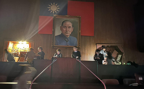 (影)民進黨團防藍營闖關惡法 夜襲立院力守議場「防台灣香港化」