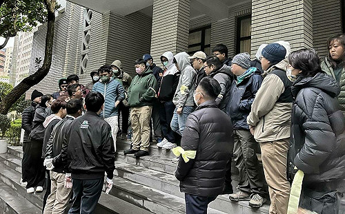 (影) 綠營一早商討因應策略 赴議場大門排隊遭羅智強狠嗆