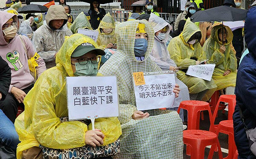 影》護民主無懼冷雨   逾千青鳥集結高喊「我要民主、退回惡法」     