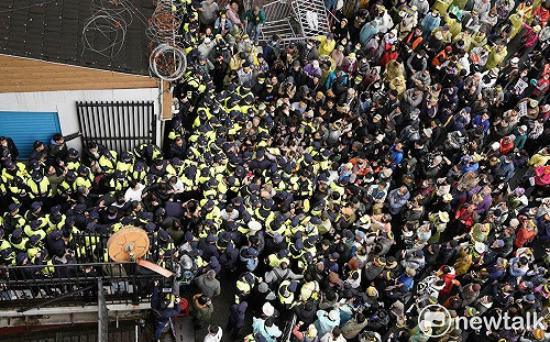 (影)國民黨搶回主席台喊「我們要開會」 青鳥欲衝進立院爆衝突