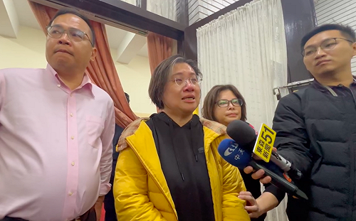 遭4名藍委重摔狂踹 陳培瑜淚控：這樣對得起台灣人民？