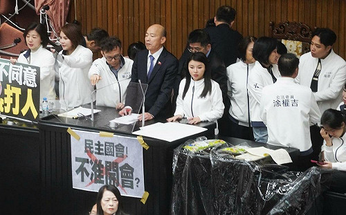 國民黨團再提「中配取台身分證6改4」 周軒爆名單有「這些人」