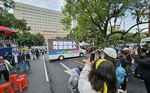 陪青鳥護民主  「追星人」抗議卡車現身立院旁
