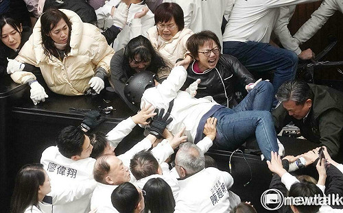 藍委在立法院對綠營立委拳打腳踢!曹興誠:很明顯是仗著中共撐腰