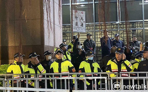 (影) 快訊》小草北檢外集結聲援柯文哲 警18:22第一次舉牌警告