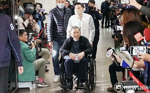 快訊》(影)沈慶京4000萬交保！坐輪椅出來未回應有無給柯文哲1500萬