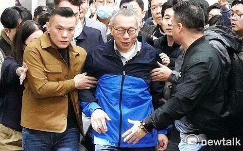 快訊》(影)遭羈押114天！柯文哲3000萬交保走出 還突然腳軟一下