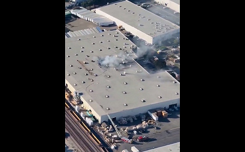(影) 重大事故不斷! 南加州驚傳小型飛機撞倉庫! 釀2死18傷 警方調查中