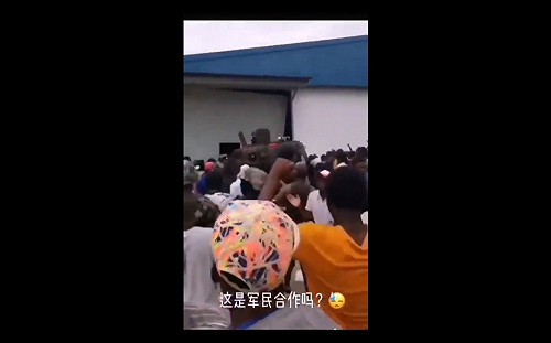 (影) 莫三比克暴民用中國裝甲車洗劫中國商店! 北京不撤僑 中媒不敢報