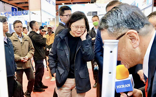 公布2025春聯 蔡英文：如果貼得下第三張「可以考慮我的」