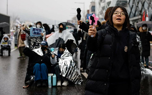 韓國總統尹錫悅逮捕令期限逼近 示威者無懼風雪擬再上街抗議