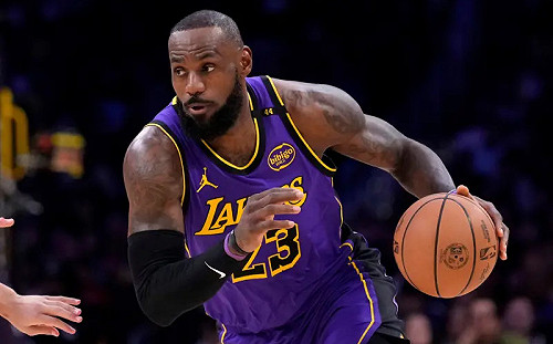 詹皇狂喊暫停裁判不給　湖人115：119火箭