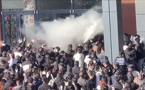 (影) 今年中國革命第一槍！ 蒲城校園霸凌命案抗暴延燒 鎮暴警察狼狽落跑