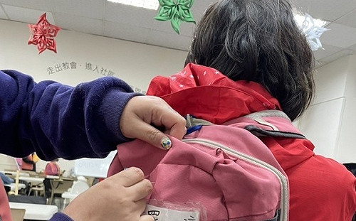 桃園「割藍委」活動持續！ 支持者背連署書爬山助攻牛煦庭罷免 