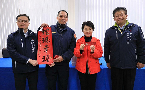 中市府和平專案前進最偏遠派出所 盧秀燕發紅包感謝執勤員警