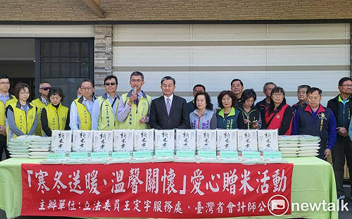 愛心滿滿溫暖台南  會計師公會贈米老人共餐聚點