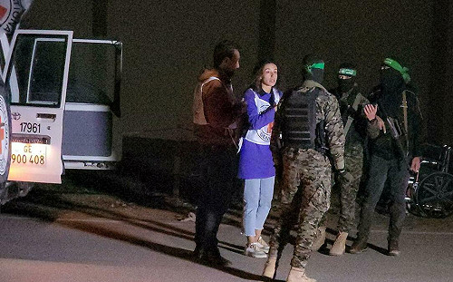 (影) 以105人質只剩20存活? 德切斷對巴金援 倫敦出現反穆斯林示威