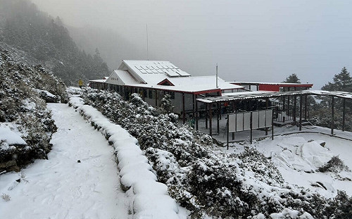 強烈冷氣團來襲嘉明湖下雪 積雪2公分山友直呼幸運