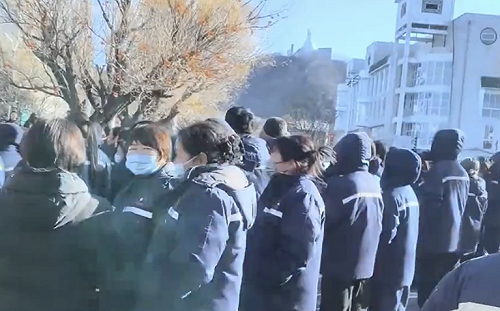 （影）沒錢過年爆討薪潮! 中國多地工人維權爆肢體衝突 警方鎮壓逮人