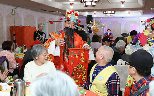 寒冬送暖!   萬華近百位獨居長者歲末圍爐