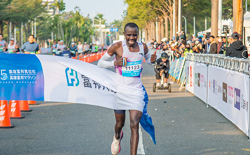 2025高雄富邦馬拉松落幕  肯亞選手橫掃全馬牌榜  