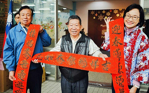 捐發票做公益免費領春聯 柯志恩揮毫祝高雄市民賺大錢