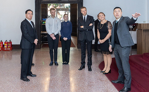 陪同外賓參觀總統府展覽　李問分享民主香腸