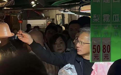 黃仁勳低調現身通化夜市水果攤 行前與張忠謀共進晚餐 