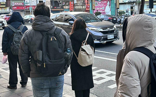 今有感回溫！北東部多雲飄雨、中南部留意空品 228連假「暖如夏」