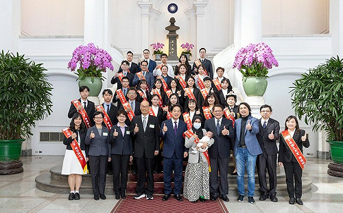 接見崇越論文得獎學生 賴清德：政府將朝三方向持續推動