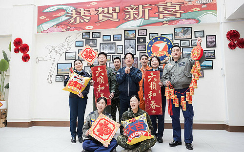 總統勗勉東部地區國軍部隊 下令春節留守官兵：打電話回家問候家人