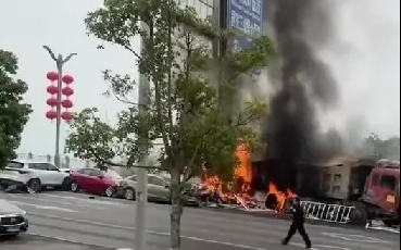 更新》報復社會? 5死10多傷 四川巴中市大貨車嚴重衝撞 多車擠成一團