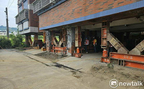 震損玉井大廈支撐鋼柱今午完成架設  開放住戶回家取物