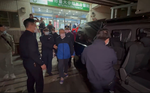 柯美蘭哽咽曝柯文哲戒護探視「緊抱爸爸手臂」柯媽：他就一直在哭