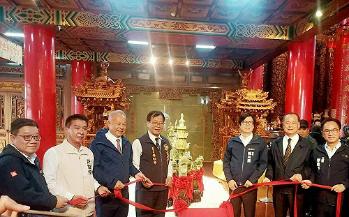 金獅湖保安宮再添奇觀 陳其邁見證九龍玉石龍船啟航