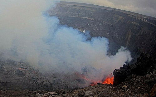 近一個月第五度！夏威夷最活躍火山再度爆發 引發地震與熔岩噴發
