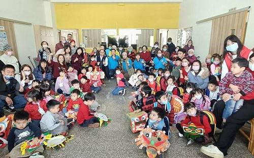 龍井幼兒園學童走春快閃長照據點 舞龍舞獅賀新年
