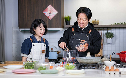 賴清德親手製作寵物年菜 與家中毛小孩共迎新年