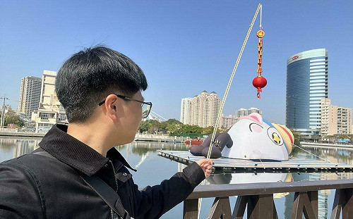 台南走春「釣魚吃魚羹」!魚頭君運河畔亮相  最佳釣點搶先曝光
