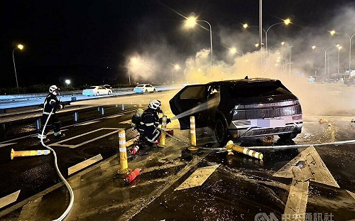 國1楊梅休息站電動車超載自撞起火  已2死6傷