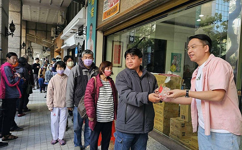 黃文益發送總統、市長蛇年福袋  人潮綿延超過500人