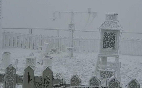 寒流挾帶水氣 玉山北峰下雪了!氣象署:今日3,000公尺高山易雪