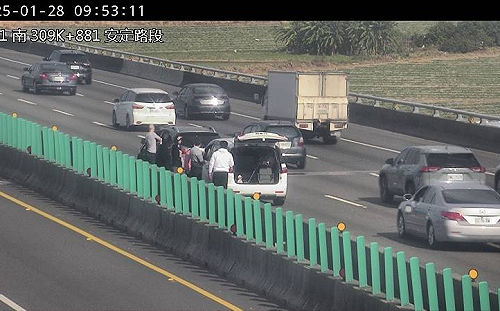 除夕湧入返鄉團圓車潮！高公局曝國道下午易塞路段避塞車