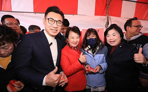 盧秀燕走訪4宮廟發紅包 超級粉絲除夕就排隊搶頭香