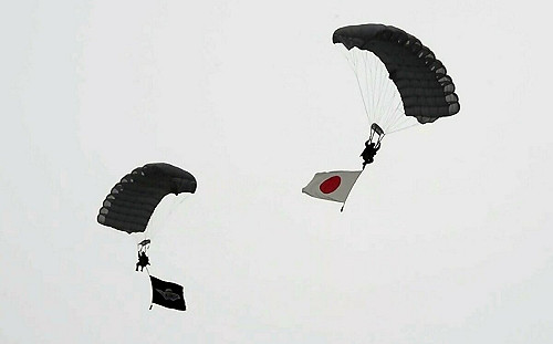 美軍連續兩個月在嘉手納實施傘降訓練 沖繩知事：無視縣民想法