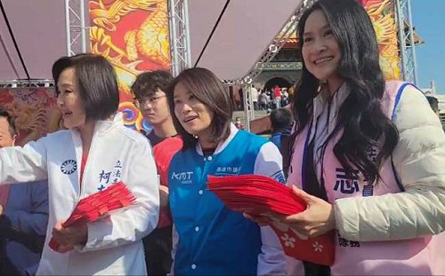 柯志恩初一走春發福袋  合體「嬌點」女兒默契十足