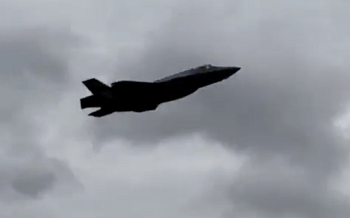 (影）積極對俄備戰! 波蘭飛行員完成 F-35「Hussarz」戰機首飛